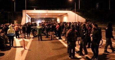 Οι αγρότες της Λακωνίας κλείνουν παλαιά και νέα εθνική οδό - «Δεν κάνουμε πίσω»
