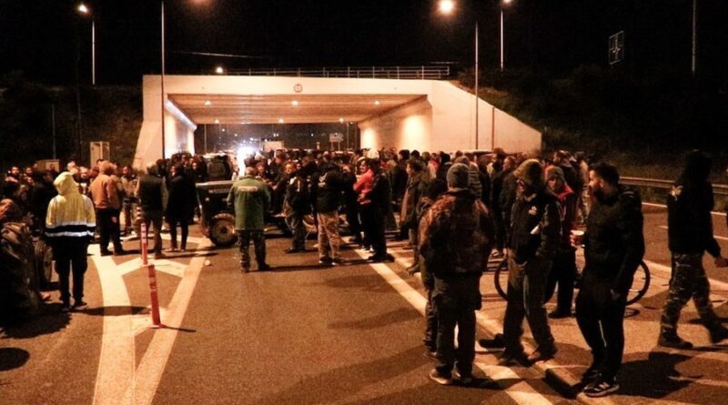 Οι αγρότες της Λακωνίας κλείνουν παλαιά και νέα εθνική οδό - «Δεν κάνουμε πίσω»