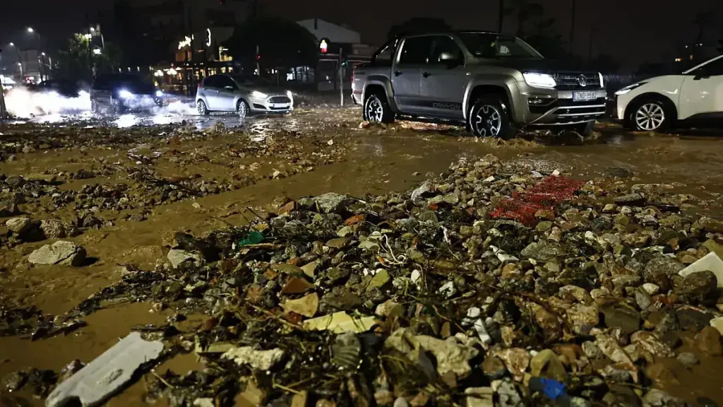 Τραγωδία στη Γλυφάδα: 56χρονη το θύμα. Την καταπλάκωσε όχημα σε χείμαρρο