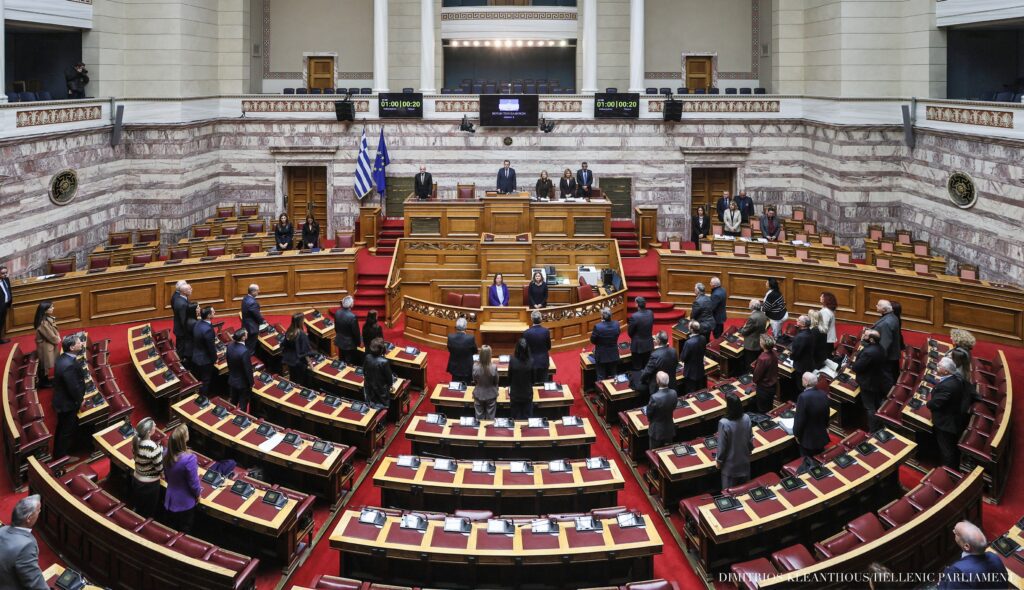 Επετειακή αναφορά και ενός λεπτού σιγή από τη Βουλή των Ελλήνων στη μνήμη των θυμάτων του τραγικού δυστυχήματος των Τεμπών