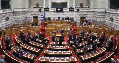 Επετειακή αναφορά και ενός λεπτού σιγή από τη Βουλή των Ελλήνων στη μνήμη των θυμάτων του τραγικού δυστυχήματος των Τεμπών