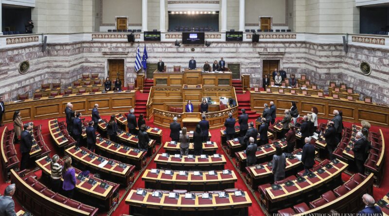 Επετειακή αναφορά και ενός λεπτού σιγή από τη Βουλή των Ελλήνων στη μνήμη των θυμάτων του τραγικού δυστυχήματος των Τεμπών