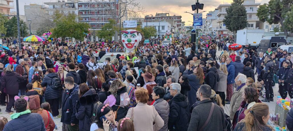 Κορινθιακό Καρναβάλι 2026: “Βούλιαξε” από κόσμο η Κόρινθος