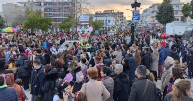 Κορινθιακό Καρναβάλι 2026: “Βούλιαξε” από κόσμο η Κόρινθος