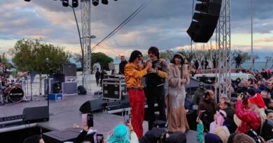 Χιλιάδες κόσμου στο 11ο Σικυώνιο Καρναβάλι - Aποθέωσαν τον Σπύρο Σταματόπουλο και τον Τόνι Σφήνο