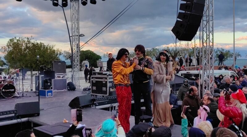 Χιλιάδες κόσμου στο 11ο Σικυώνιο Καρναβάλι - Aποθέωσαν τον Σπύρο Σταματόπουλο και τον Τόνι Σφήνο