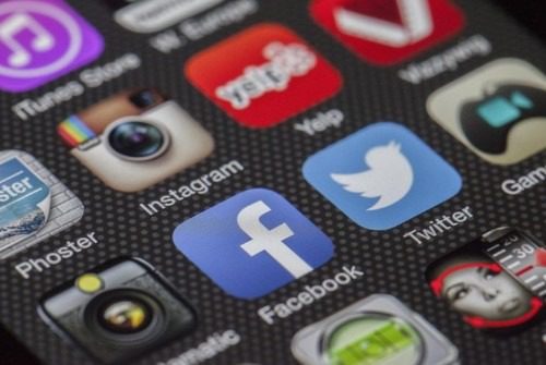 Reuters: Προς απαγόρευση στην Ελλάδα τα social media για παιδιά κάτω των 15 ετών