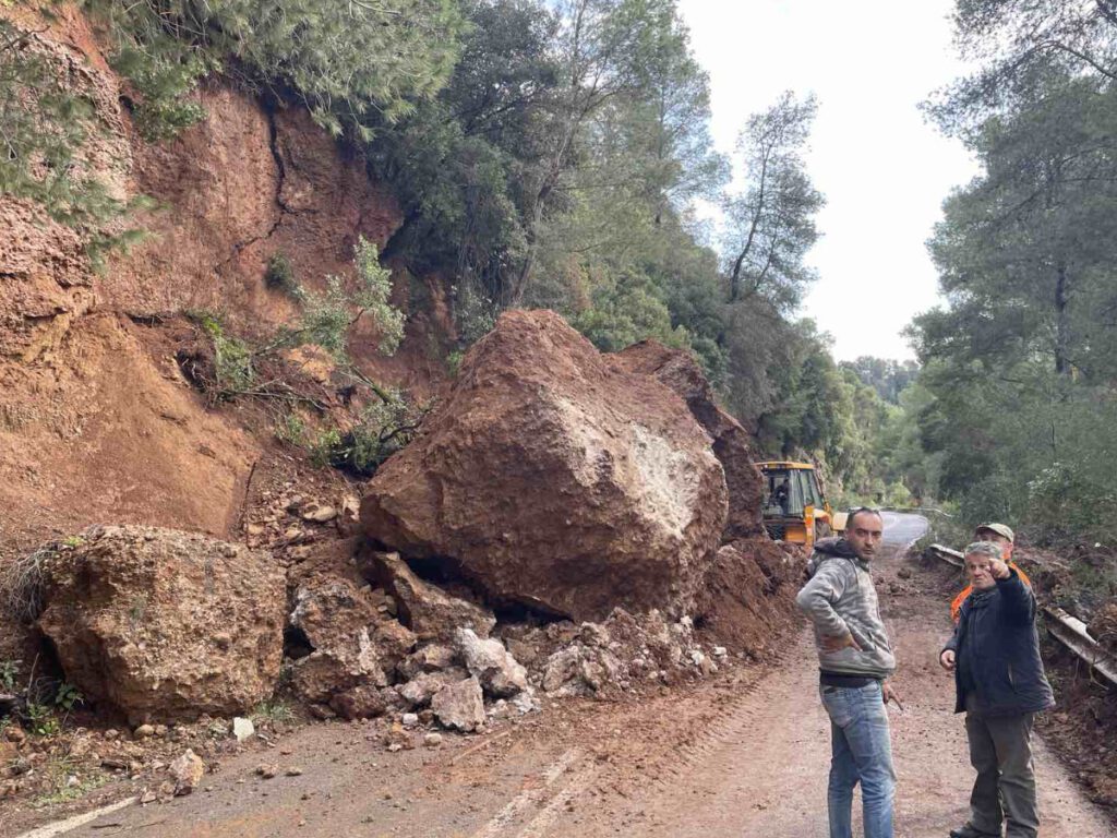 Κατολίσθηση στον οδικό άξονα Τρίπολης – Πύργου | Άμεση κινητοποίηση της Περιφέρειας για την αποκατάσταση της κυκλοφορίας