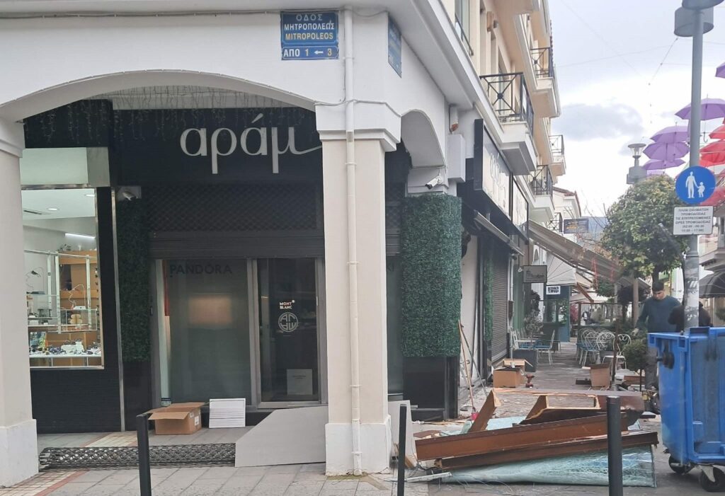 Κλοπή στο Αίγιο – Έσπασαν βιτρίνα κοσμηματοπωλείου με αγροτικό