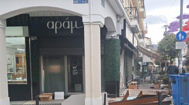 Κλοπή στο Αίγιο – Έσπασαν βιτρίνα κοσμηματοπωλείου με αγροτικό