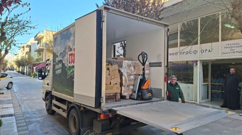 Η Ιερά Μεγίστη Μονή Βατοπαιδίου προσέφερε 1200 κιλά κοτόπουλα εν όψει του Πάσχα στη «Θεοπροσφορά»