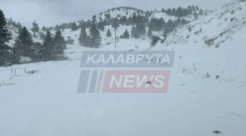 Επιχείρηση απεγκλωβισμού στα Καλάβρυτα από την έντονη χιονόπτωση