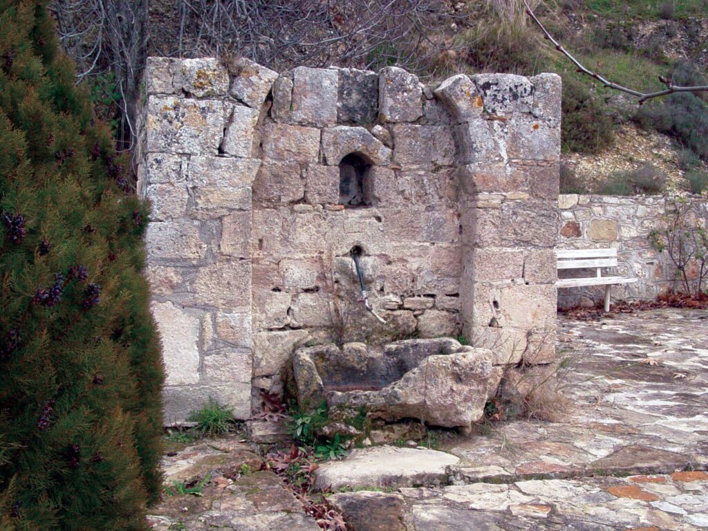 Η ταπεινή πέτρινη βρύση τουρκικής περιόδου στην Αρχαία Νεμέα