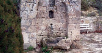 Η ταπεινή πέτρινη βρύση τουρκικής περιόδου στην Αρχαία Νεμέα