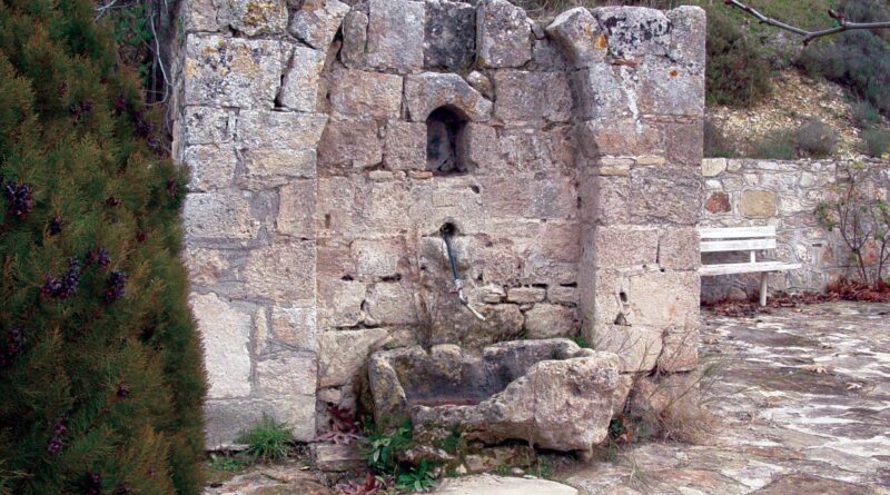 Η ταπεινή πέτρινη βρύση τουρκικής περιόδου στην Αρχαία Νεμέα