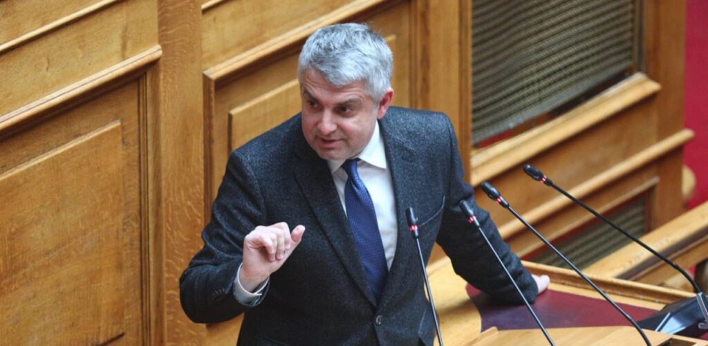 ΠΑΣΟΚ: Ο Οδυσσέας Κωνσταντινόπουλος παραδίδει την έδρα του μετά τη διαγραφή του