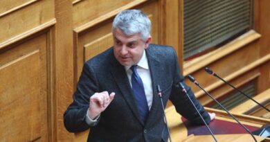 ΠΑΣΟΚ: Ο Οδυσσέας Κωνσταντινόπουλος παραδίδει την έδρα του μετά τη διαγραφή του