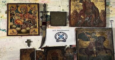 Λουτράκι: Συνελήφθη 68χρονη, κατασχέθηκαν μεταλλικός Σταυρός και εικόνες