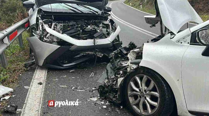Δύο αυτοκίνητα συγκρούστηκαν μετωπικά κοντά στα Δερβενάκια