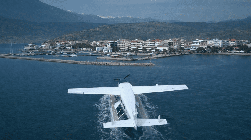 Υδροπλάνο προσθαλασσώθηκε για πρώτη φορά στην Ιτέα – Η Φωκίδα μπαίνει στον χάρτη των θαλάσσιων αερομεταφορών