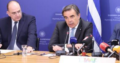 Απ’ τα σαλόνια στ’ αλώνια