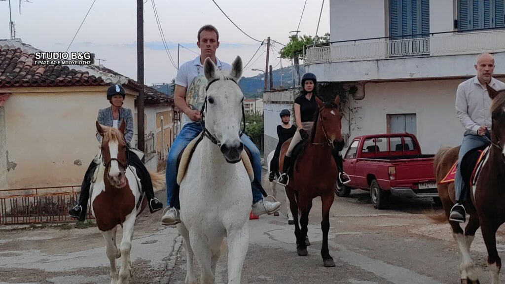 Λευκάκια Ναυπλίου: Με άλογα η περιφορά της Εικόνας του Αγίου Γεωργίου