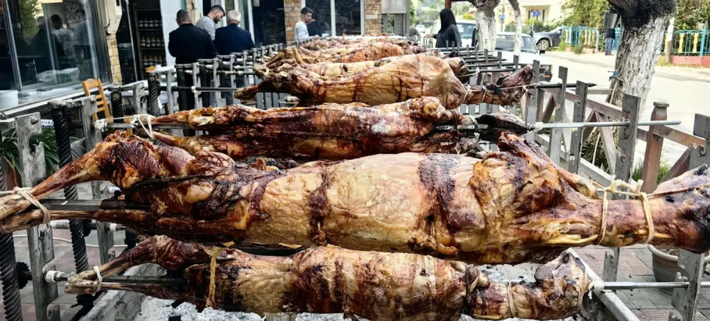 Πάτρα: Κρεοπώλης έστησε σούβλα για 80 αρνιά για τους πελάτες του