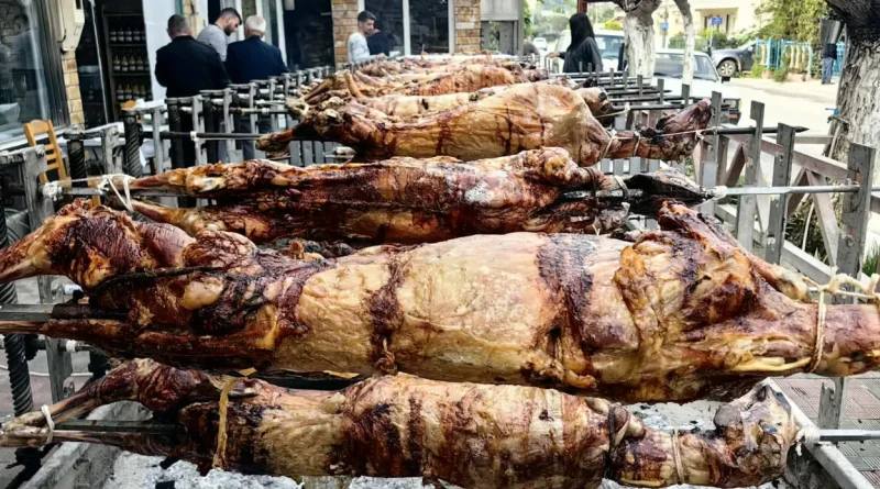 Πάτρα: Κρεοπώλης έστησε σούβλα για 80 αρνιά για τους πελάτες του