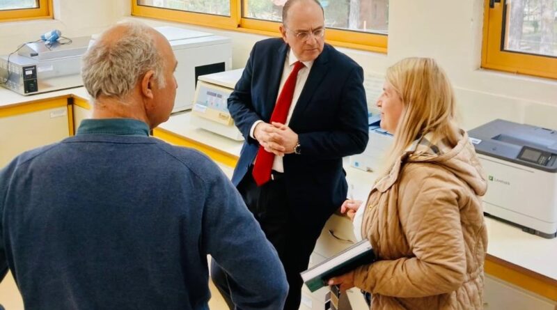 Επίσκεψη Μ. Λαζαρίδη στα κτηνιατρικά εργαστήρια  του ΥΠΑΑΤ