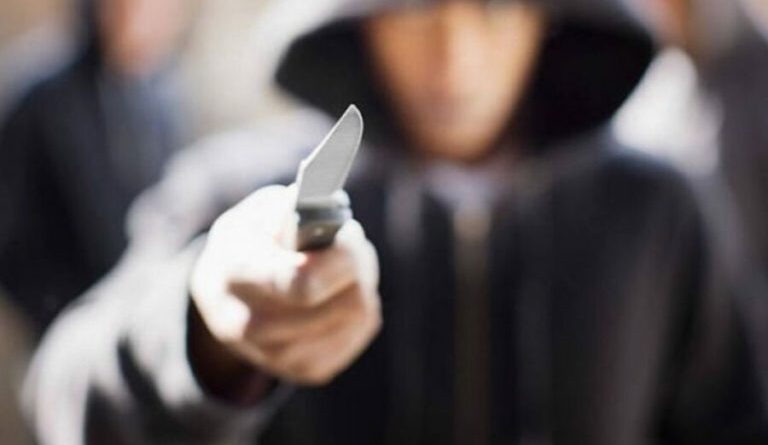 Πάτρα: 12χρονος «τράβηξε» μαχαίρι για… 10 ευρώ