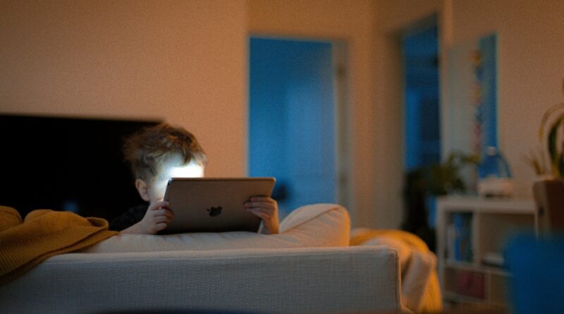 Πόση οθόνη να βλέπουν τα παιδιά κάτω των 5 ετών; Οι νέες οδηγίες ειδικών στη Βρετανία