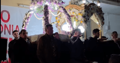 Νεμέα: Σε κλίμα κατάνυξης η περιφορά και η συνάντηση των Επιταφίων