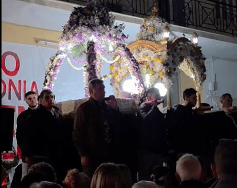 Νεμέα: Σε κλίμα κατάνυξης η περιφορά και η συνάντηση των Επιταφίων