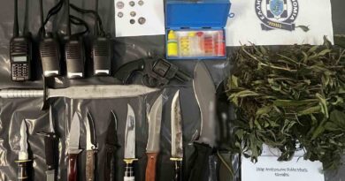  Κορινθία: Συνελήφθη 65χρονος για ναρκωτικά, όπλα και παράνομη κατοχή αρχαιοτήτων