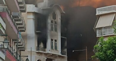 Φωτιά στο ιστορικό ξενοδοχείο Loutraki Palace – Συναγερμός για τον εντοπισμό ανηλίκων μέσα στο κτίριο