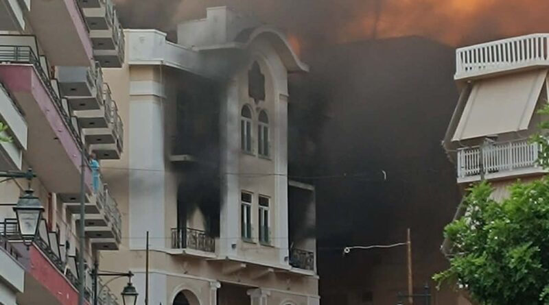 Φωτιά στο ιστορικό ξενοδοχείο Loutraki Palace – Συναγερμός για τον εντοπισμό ανηλίκων μέσα στο κτίριο