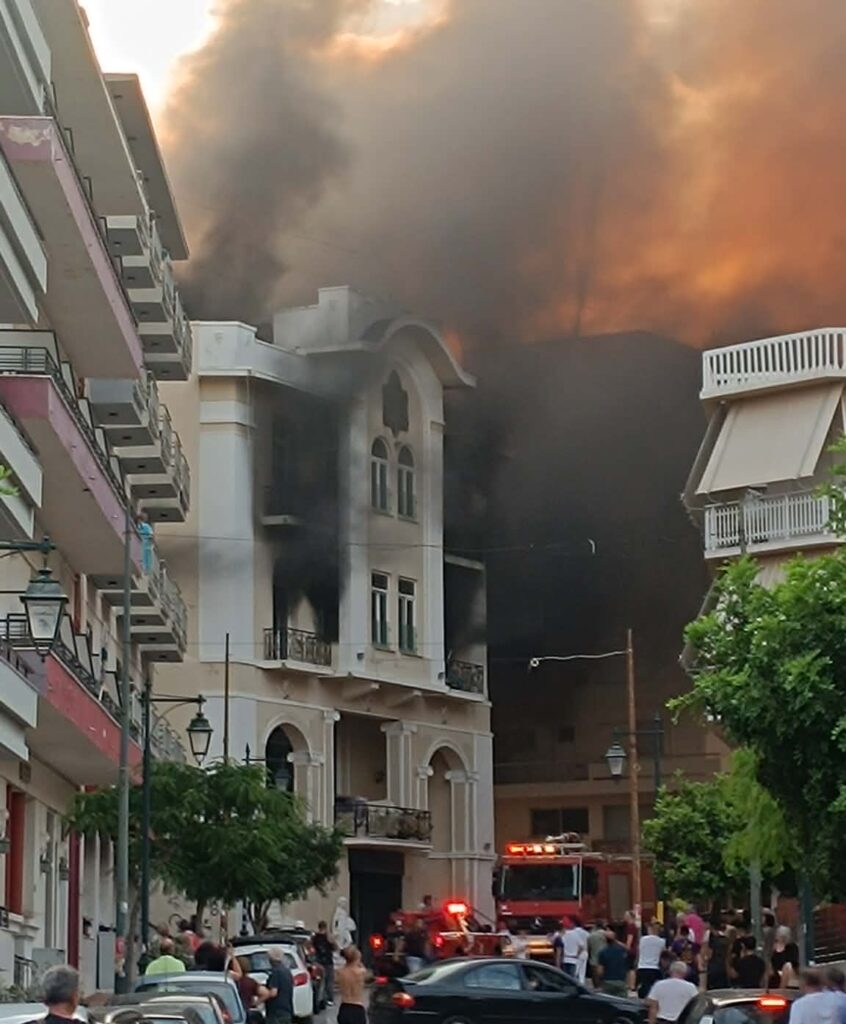 Φωτιά στο ιστορικό ξενοδοχείο Loutraki Palace – Συναγερμός για τον εντοπισμό ανηλίκων μέσα στο κτίριο