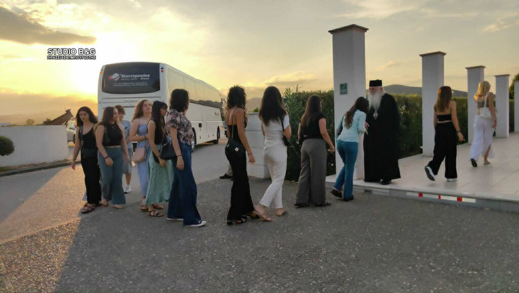 Δείπνο αποφοίτων από τον Μητροπολίτη Αργολίδος