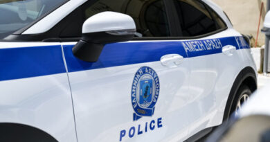Ανήλικη λήστεψε μίνι μάρκετ με φαλτσέτα και χειρουργική μάσκα