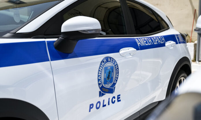 Ανήλικη λήστεψε μίνι μάρκετ με φαλτσέτα και χειρουργική μάσκα
