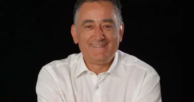 ΑΝΤΩΝΗΣ ΚΛΑΔΟΥΧΟΣ, (ΠΡΩΗΝ ΔΗΜΑΡΧΟΣ ΞΥΛΟΚΑΣΤΡΟΥ – ΕΥΡΩΣΤΙΝΗΣ): ΑΦΗΣΕ ΕΝΑ ΠΑΡΑΘΥΡΟ ΑΝΑΠΝΟΗΣ – Η ΔΥΝΑΜΗ ΑΠΟ ΜΙΑ ΑΔΥΝΑΜΗ ΣΤΙΓΜΗ