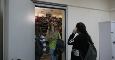Πτυχία στο συρτάρι, μισθοί επιβίωσης: Η αθέατη κρίση των νέων πτυχιούχων στην Ελλάδα