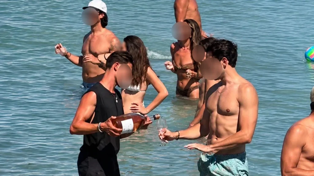 Πάρος: Οργή με video που δείχνει σερβιτόρο να γεμίζει ποτήρια πελατών μέσα στη θάλασσα