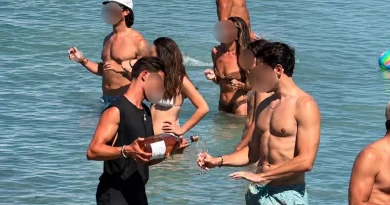 Πάρος: Οργή με video που δείχνει σερβιτόρο να γεμίζει ποτήρια πελατών μέσα στη θάλασσα