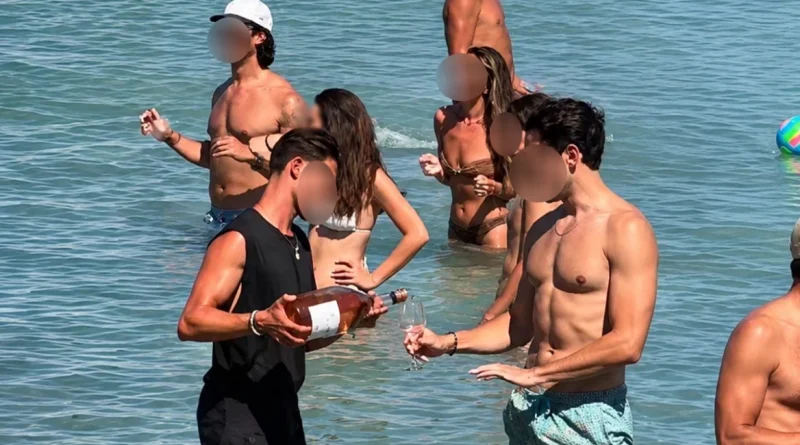 Πάρος: Οργή με video που δείχνει σερβιτόρο να γεμίζει ποτήρια πελατών μέσα στη θάλασσα