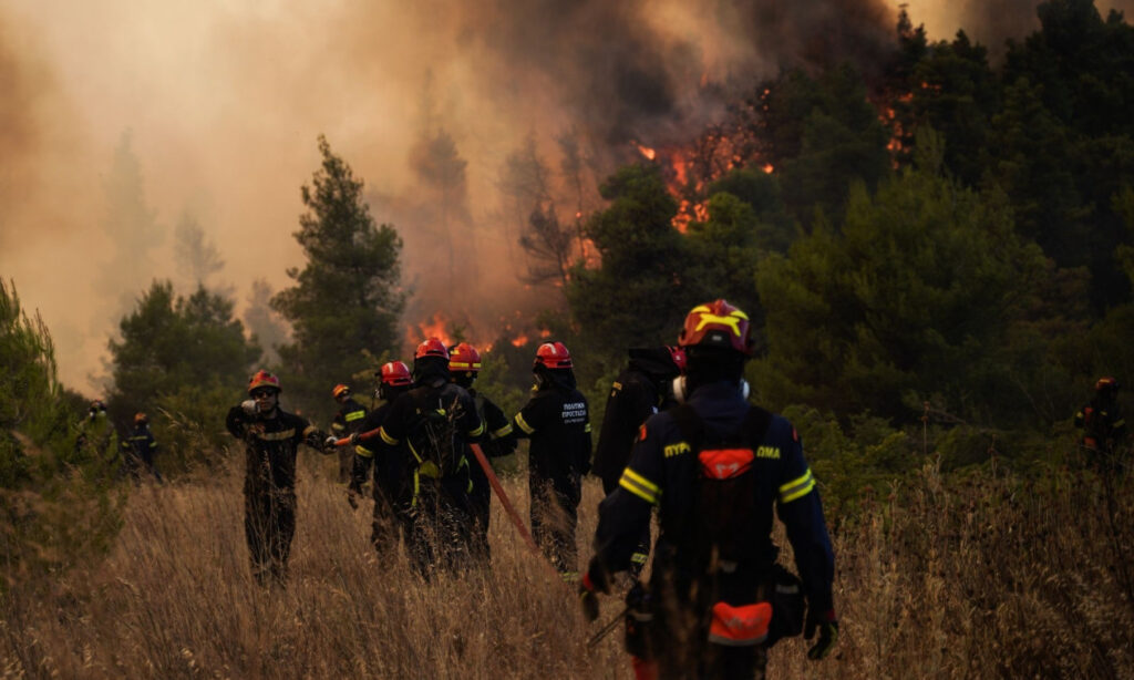 Δραματικές ώρες στην Ψάθα με το πύρινο μέτωπο, 112 για εκκενώσεις