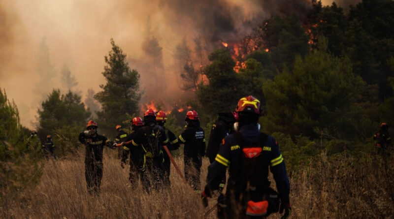 Δραματικές ώρες στην Ψάθα με το πύρινο μέτωπο, 112 για εκκενώσεις