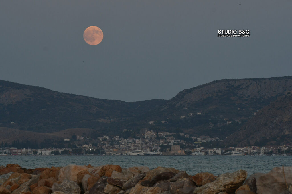 Στον ουρανό του Ναυπλίου η Πανσέληνος του Αυγούστου