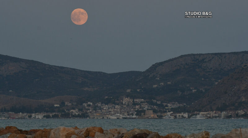 Στον ουρανό του Ναυπλίου η Πανσέληνος του Αυγούστου