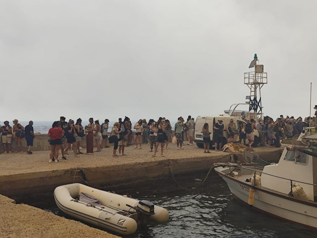 Η μεγάλη επιχείρηση διάσωσης και απομάκρυνσης πολιτών από το Πυροσβεστικό Σώμα στην πυρκαγιά της Αττικοβοιωτίας